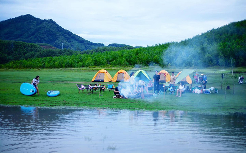 Một trong những điểm camping trong tour Huế